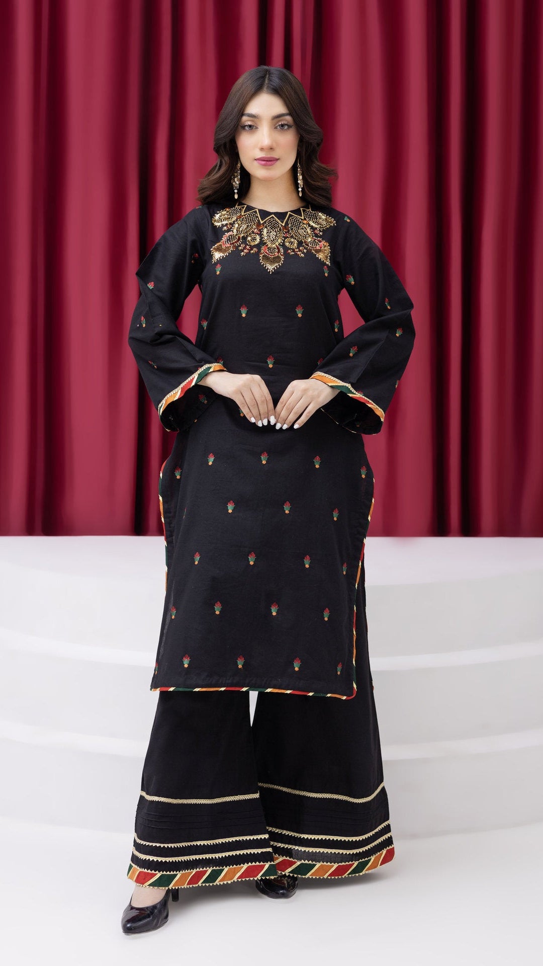 2273-Black Embroidered 2-Piece Lawn Suit – Elegant Summer Wear