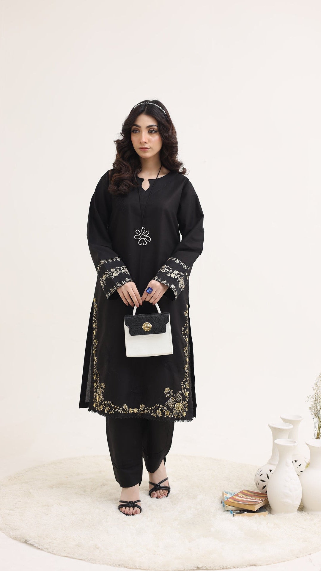 2214-Black Elegant Embroidered 2-Piece Dhanak Suit